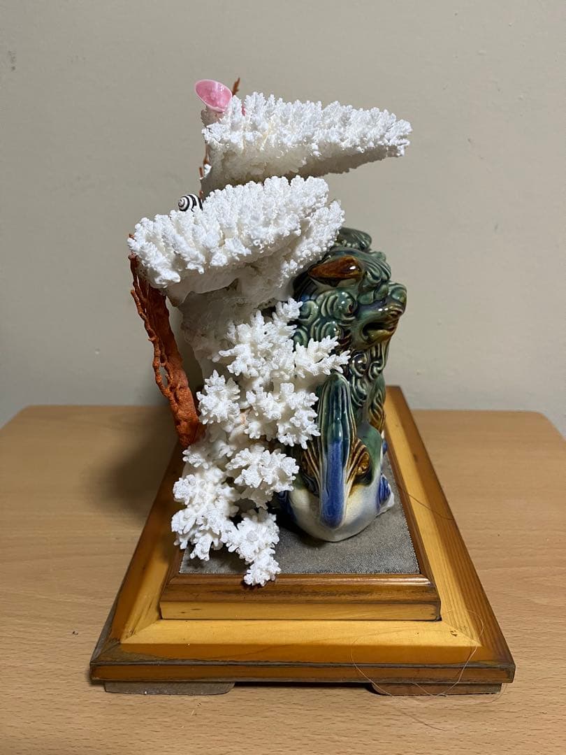 珊瑚 天然 サンゴ　アンティーク　置物　珊瑚礁 陶器製獅子像とサンゴの装飾