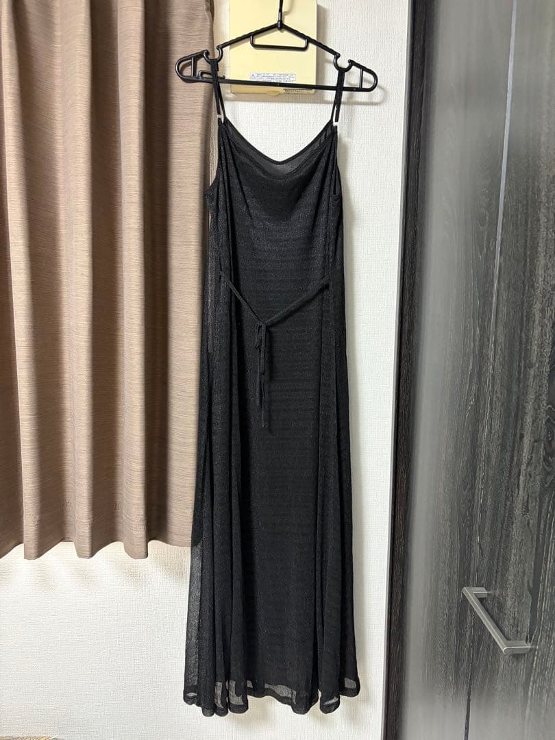 フリルスリーブの黒いマキシドレス