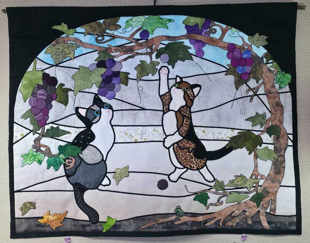 ハンドメイド ステンドグラスキルトタペストリー 「猫とぶどうの木」