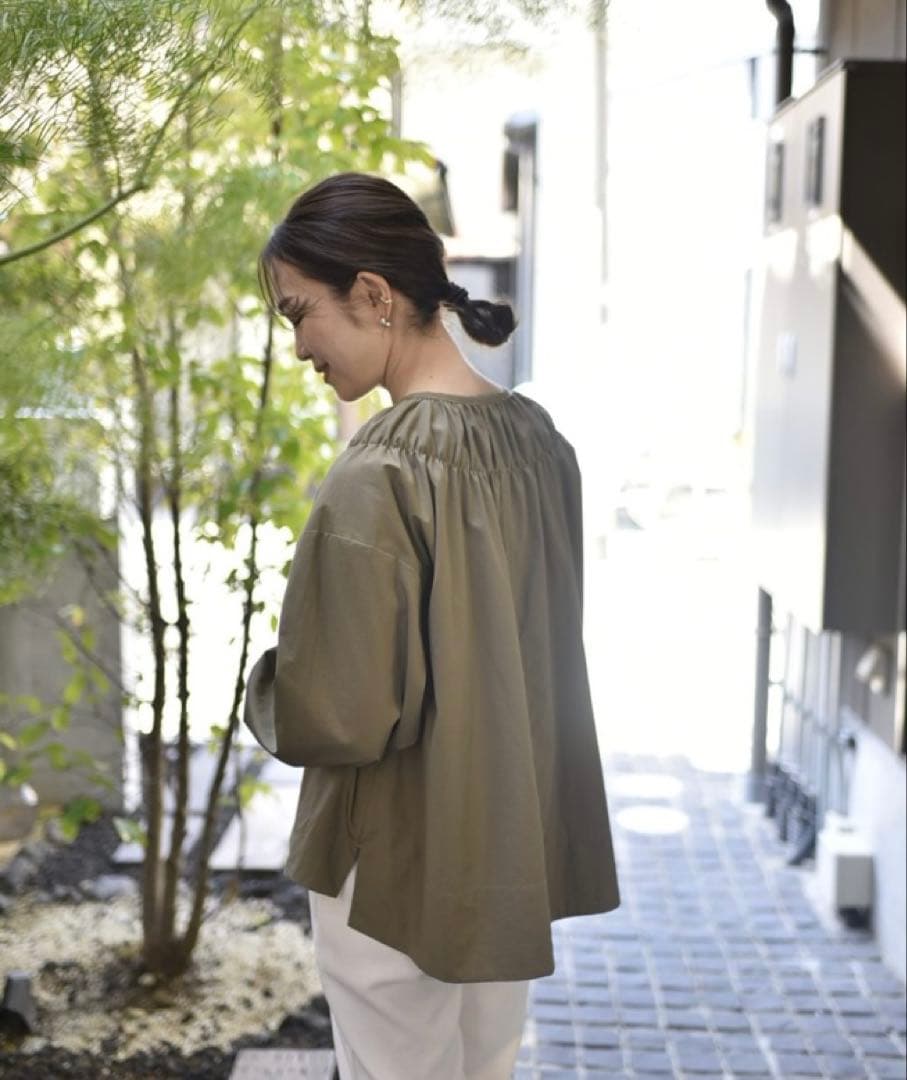 【美品】our アワホーム／たっぷりギャザーのフレアブラウス／オリーブ