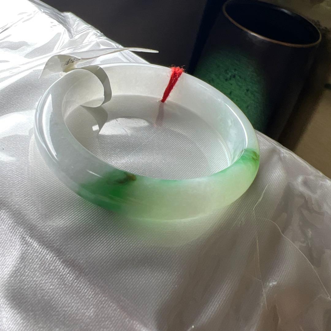 純天然本翡翠バングル 緑と白のグラデーションが美しい