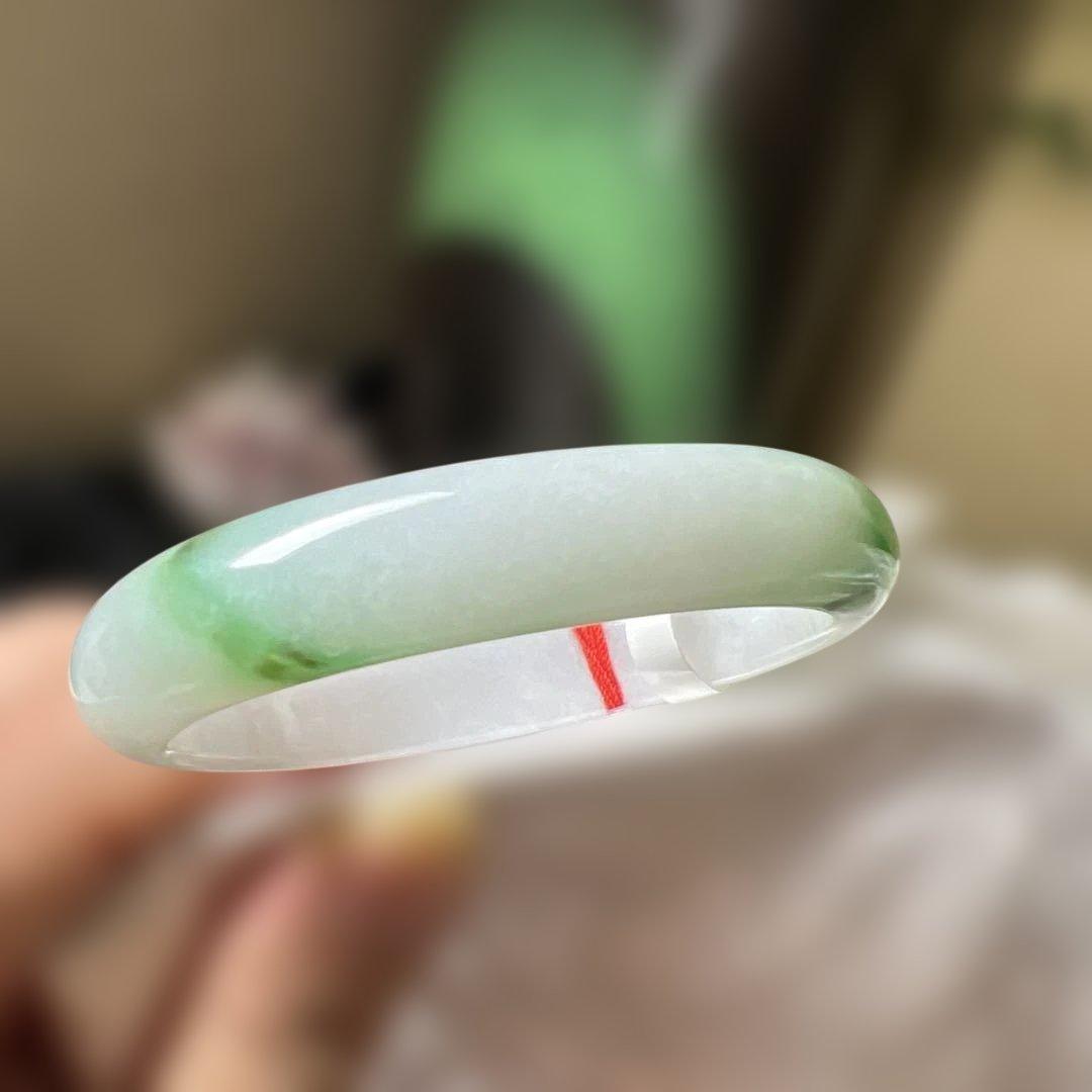 純天然本翡翠バングル 緑と白のグラデーションが美しい