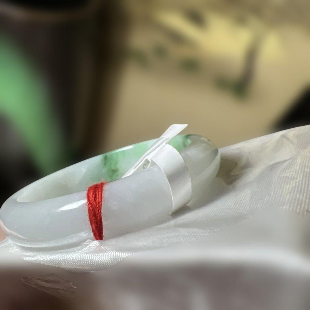 純天然本翡翠バングル 緑と白のグラデーションが美しい