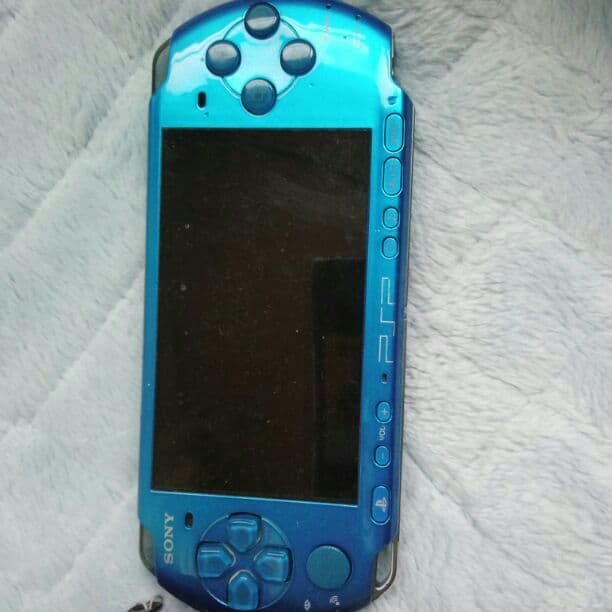 PSP3000型カセット２個と持ち運び用ケース付き