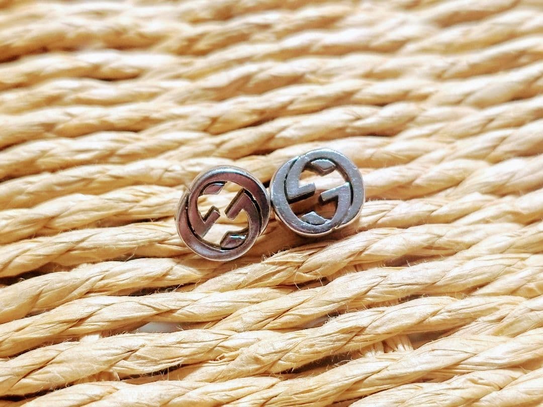 Gucci シルバー ロゴスタッドピアス