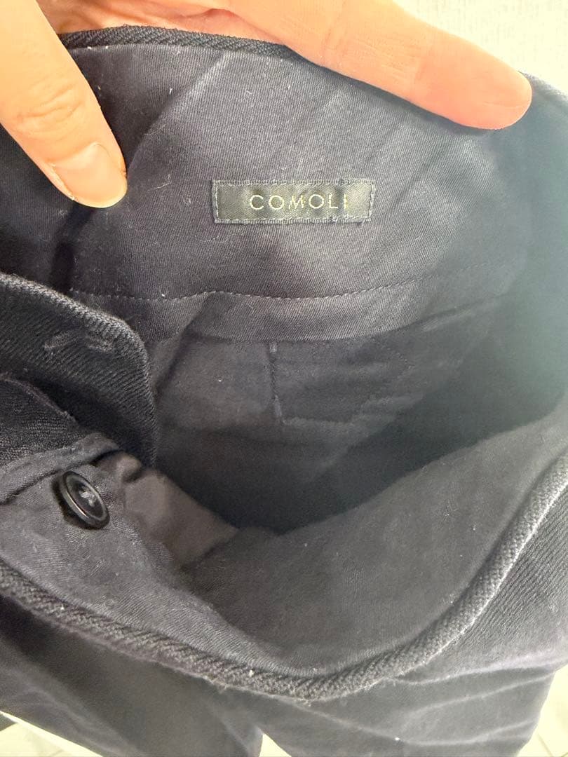COMOLI コモリ ウールサージ バック ストラップ パンツ