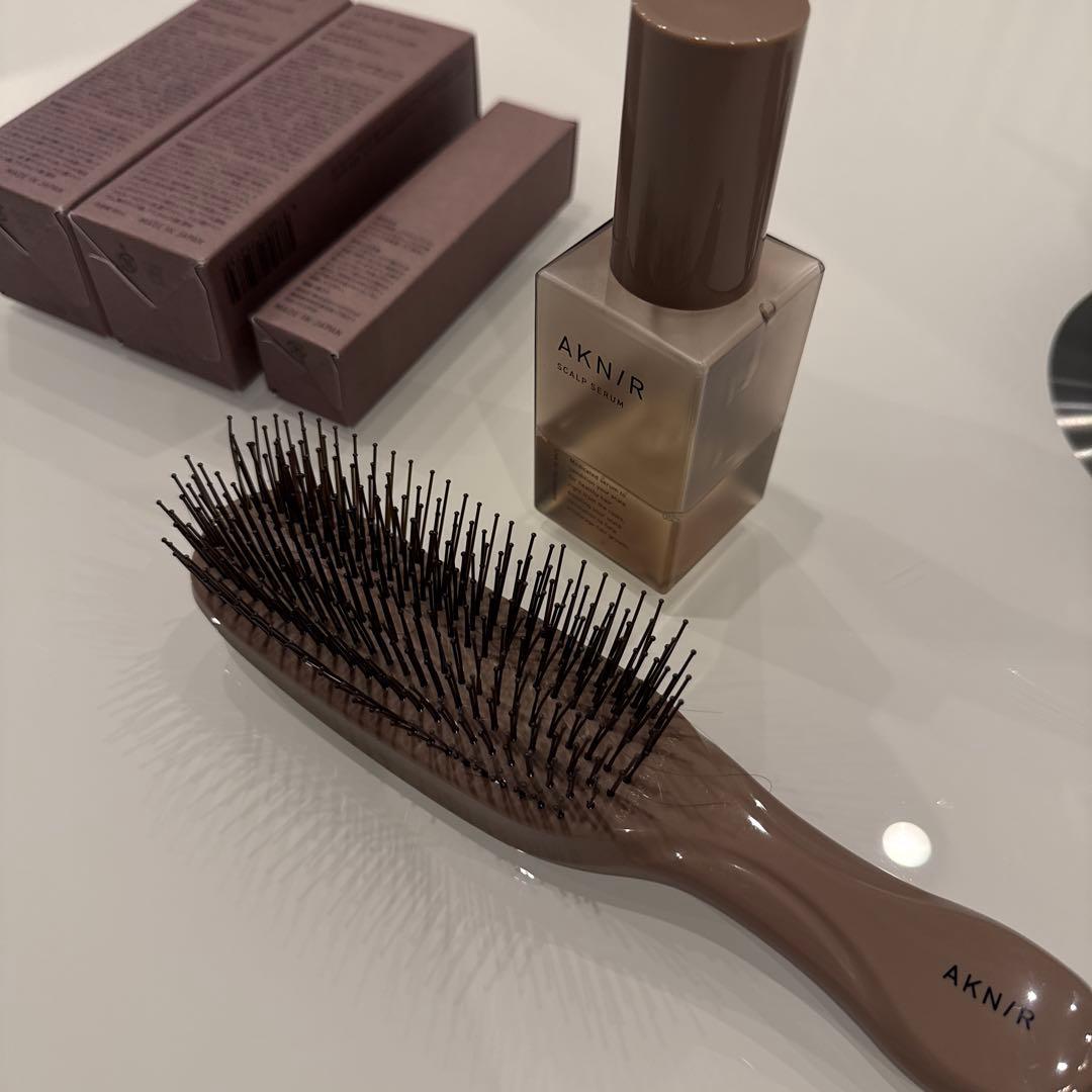 【新品未使用】AKNIR シャンプー・トリートメント・スカルプセラム、ブラシ付き