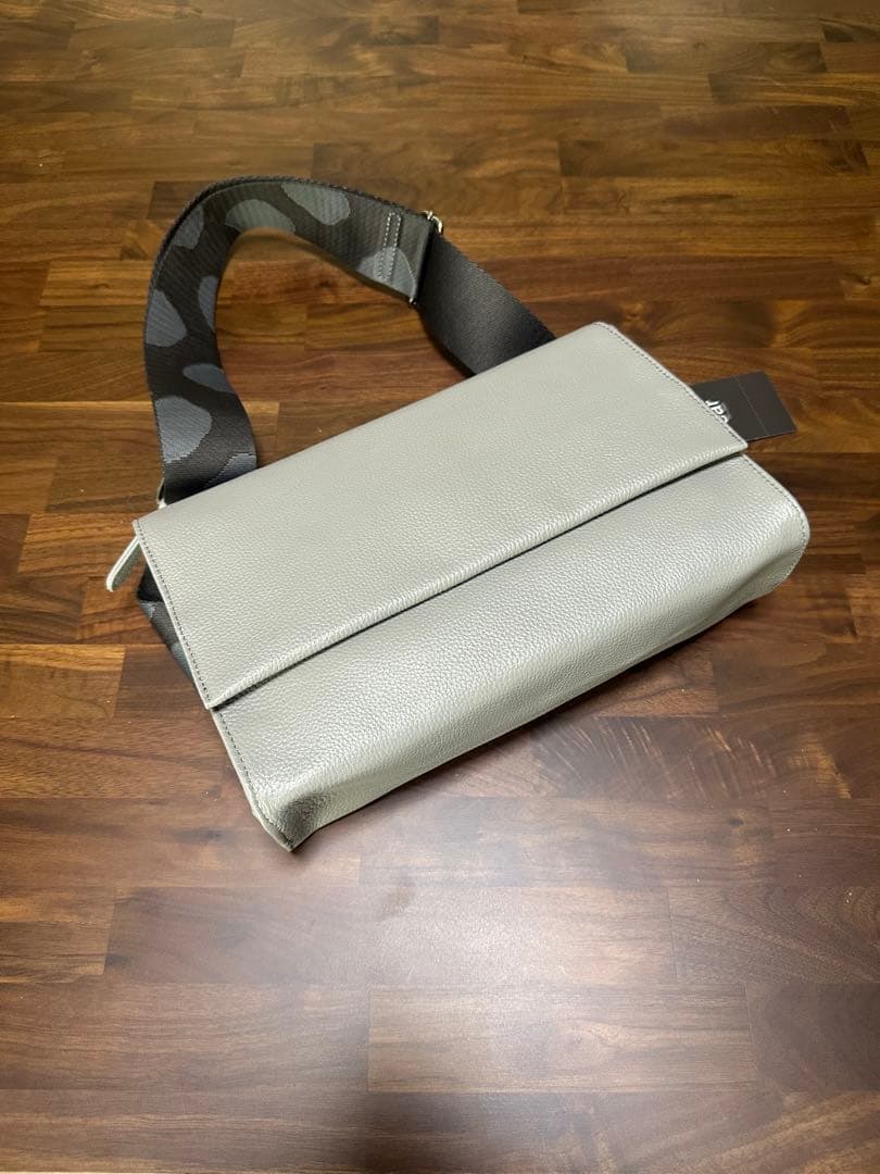 タグ付き　イアパピヨネ　本革　ワイドテープショルダーバッグ/ボディバッグ