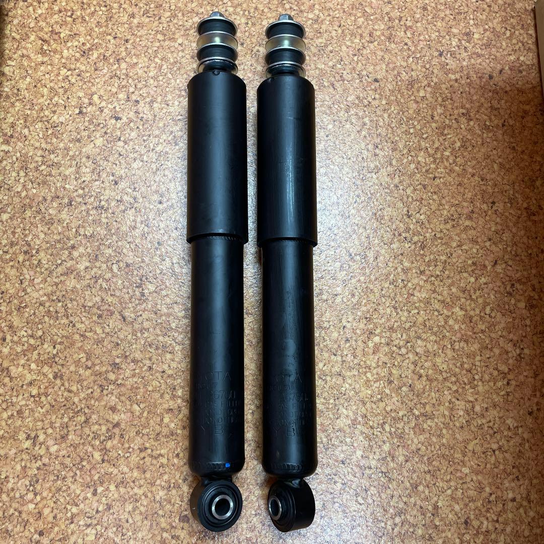 未使用　純正ショックアブソーバーハイエース8型KYB ー 4本セットTOYOTA