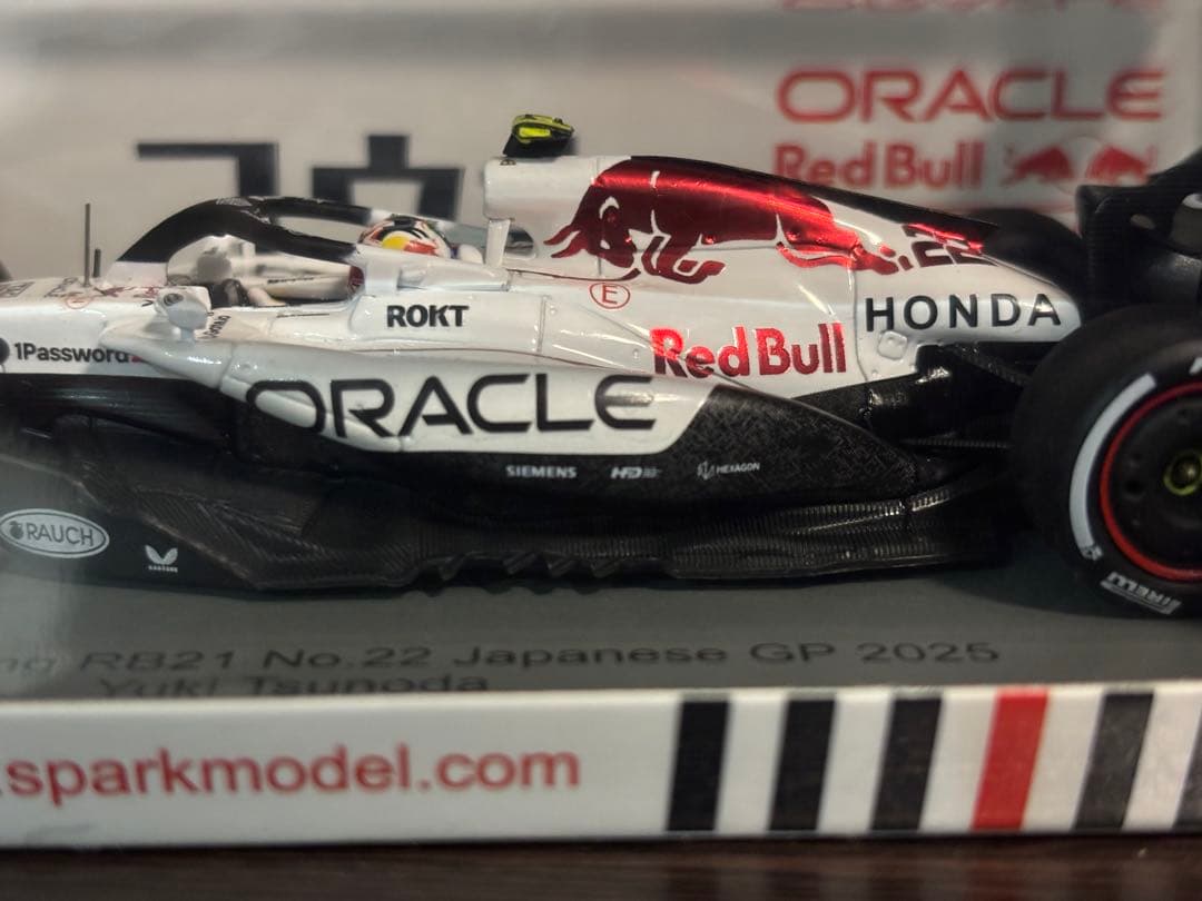 ミニカー Red Bull Racing RB21 Yuki Tsunoda 1/43
