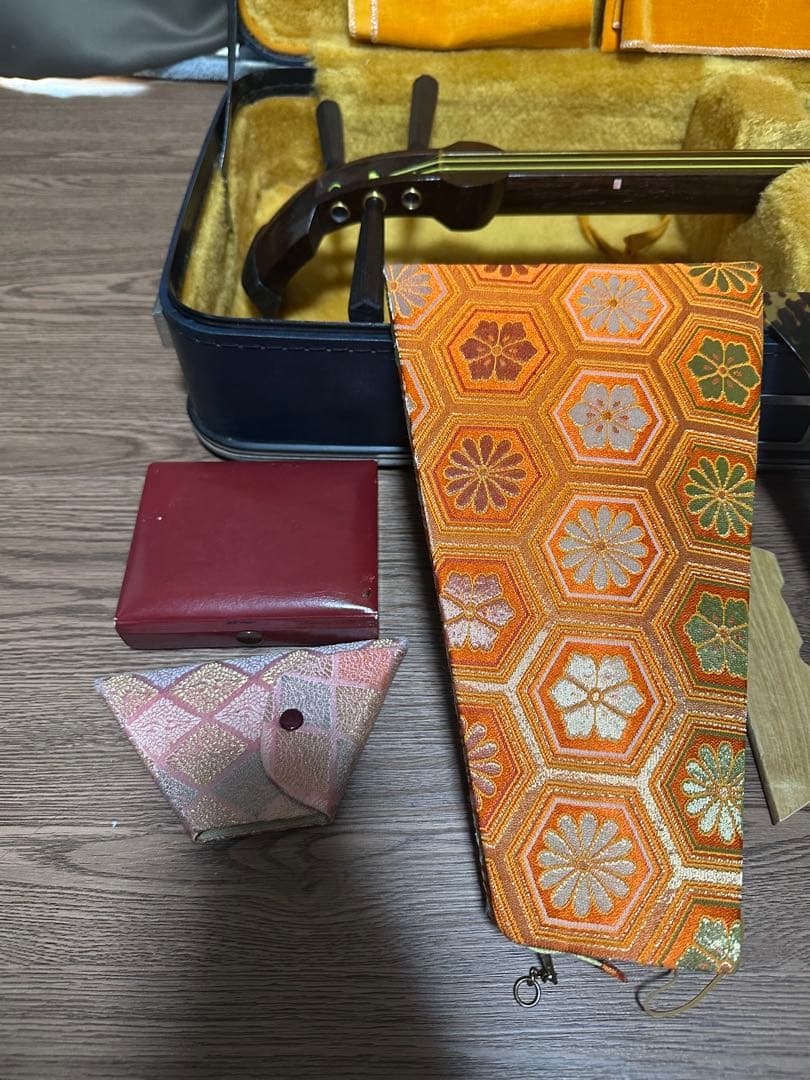 今週限定値下げ民謡三味線(紅木、片面皮破れあり)付属品セット