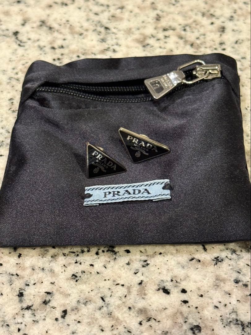 PRADA ブラック三角ピアス オリジナルポーチ付き