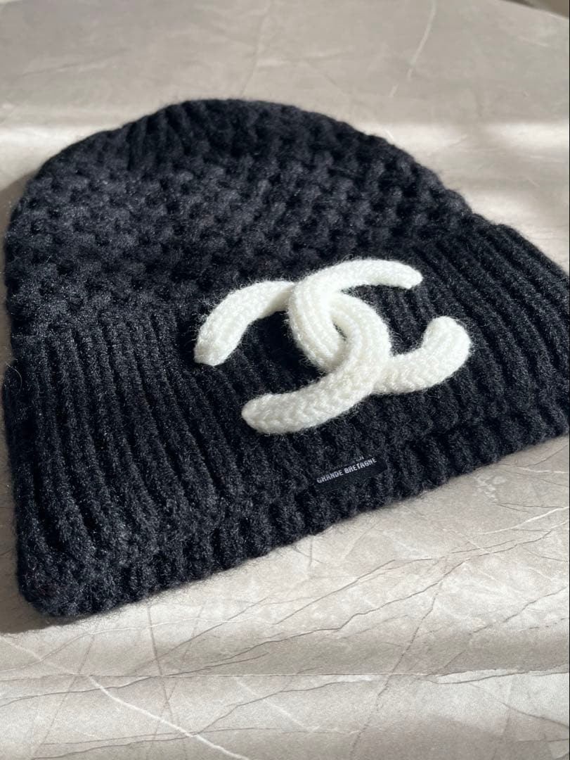 CHANEL ブラック ニット帽 ロゴ入り