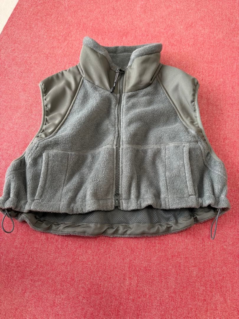 トップス hyke FLEECE CROPPED VEST