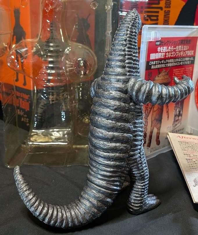 怪獣のあけぼのＤＶＤ２枚組＆特典フィギュア 幻のレッドキング シルバーバージョン