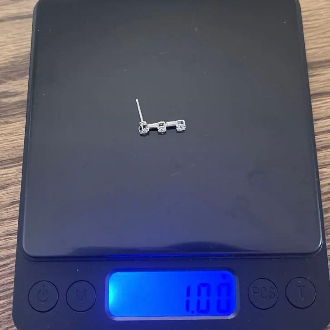 片耳　Ptダイヤモンドピアス トリロジー