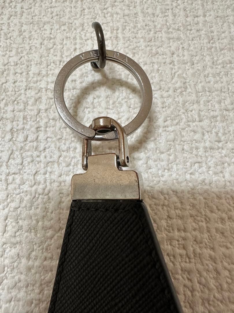 PRADA 黒 レザー キーホルダー キーリングダイヤモンド型