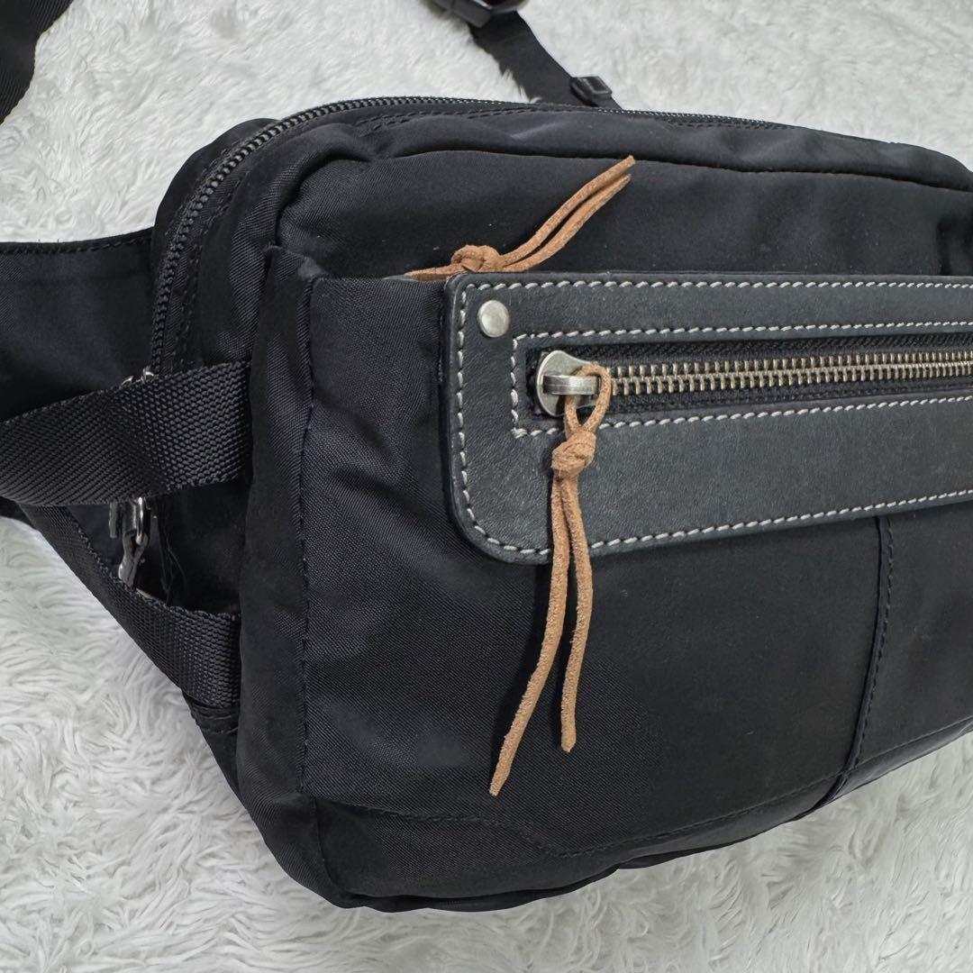 アニエスベーボヤージュ　牛革×ナイロン　ロゴ型押し　軽量クロスボディバッグ黒