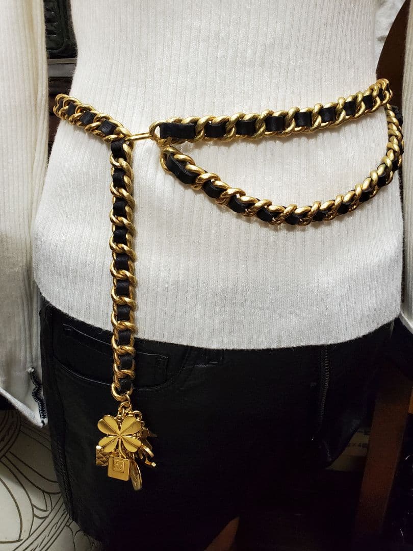 CHANEL シャネル　ゴールドチェーンベルト チャーム付き