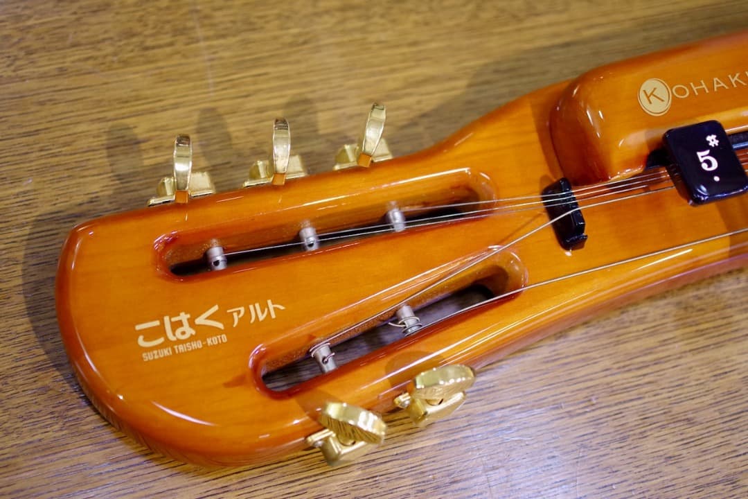 電気大正琴　SUZUKI「こはくアルト」（セミハードケース付）