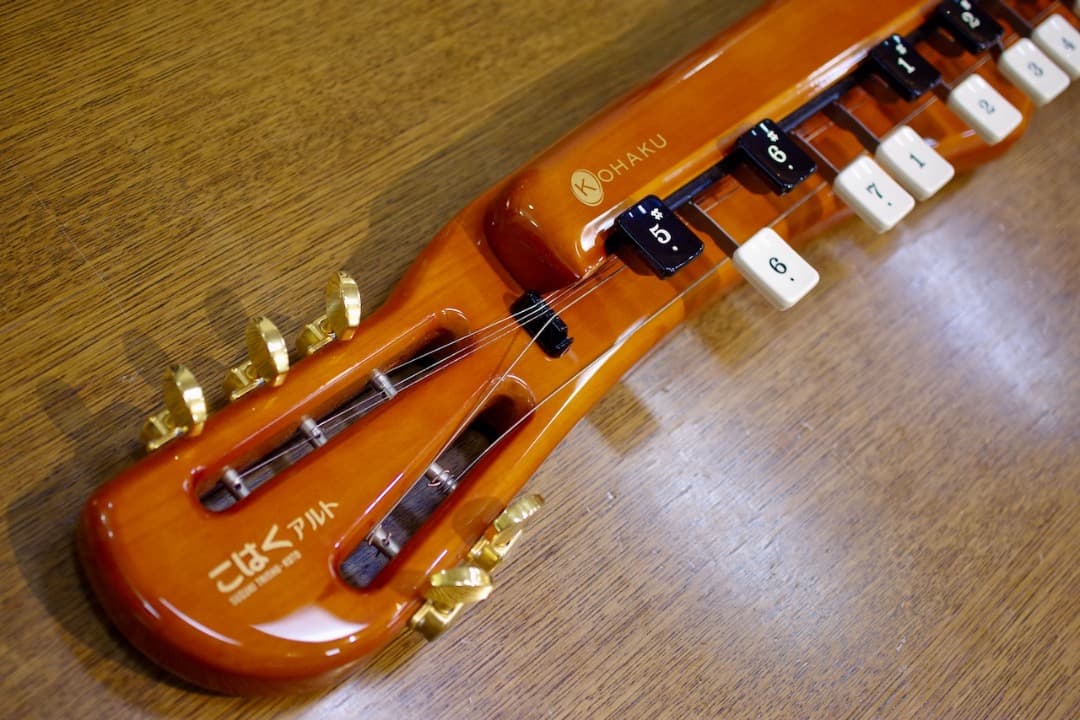 電気大正琴　SUZUKI「こはくアルト」（セミハードケース付）