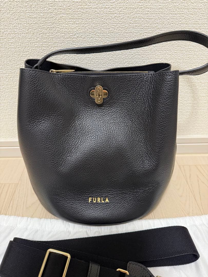 FURLA フルラ　ハンドバッグ　バック　ショルダー　黒　ゴールド　シンプル