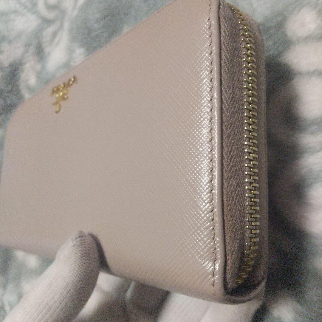 プラダPRADAサフィアーノラウンドファスナーベージュ系