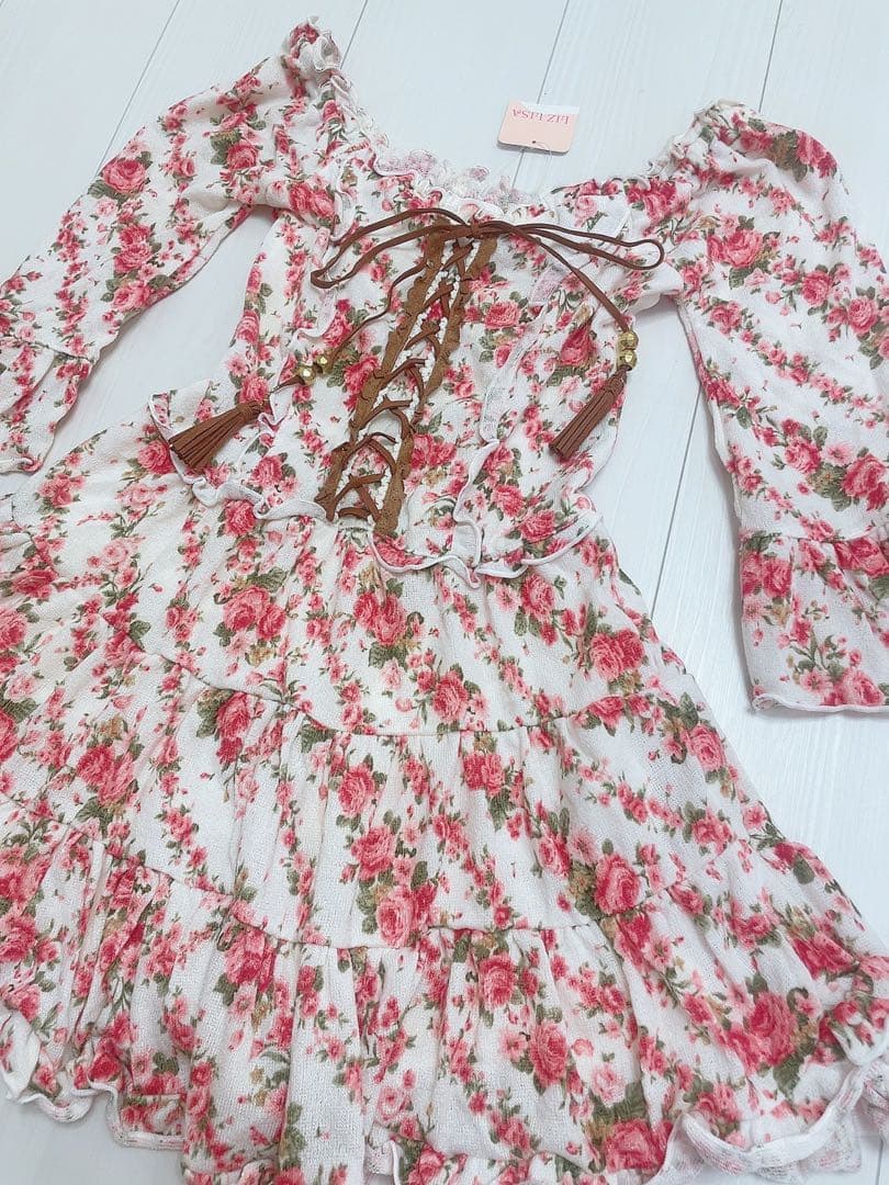 新品タグ付き　リズリサ　LIZLISA 希少　Aライン花柄ワンピース