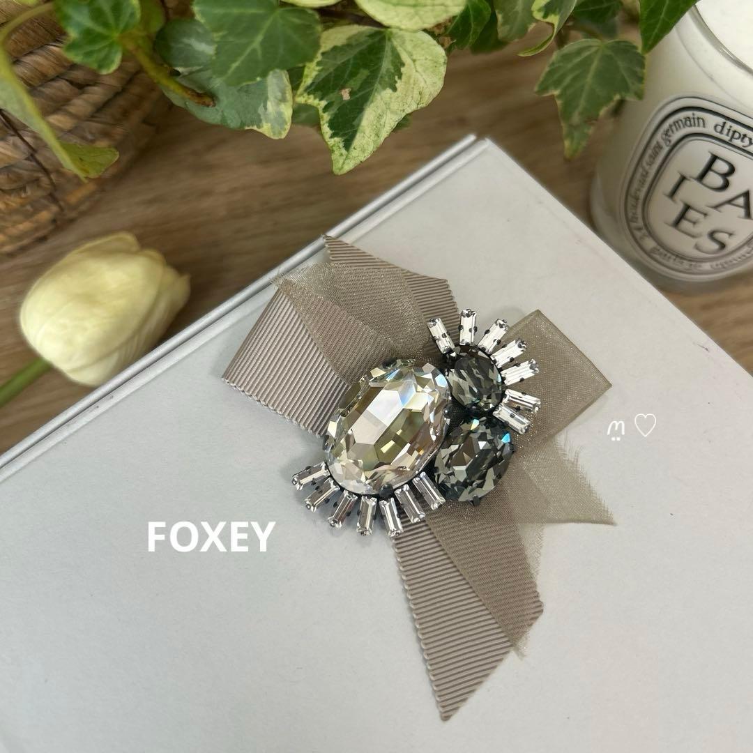 FOXEYフォクシー　ビジューリボンブローチコサージュ　スワロフスキークリスタル