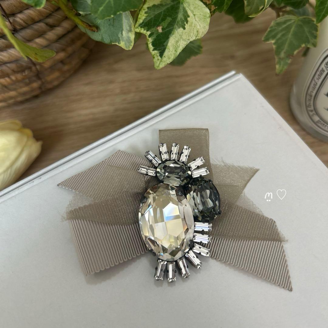 FOXEYフォクシー　ビジューリボンブローチコサージュ　スワロフスキークリスタル