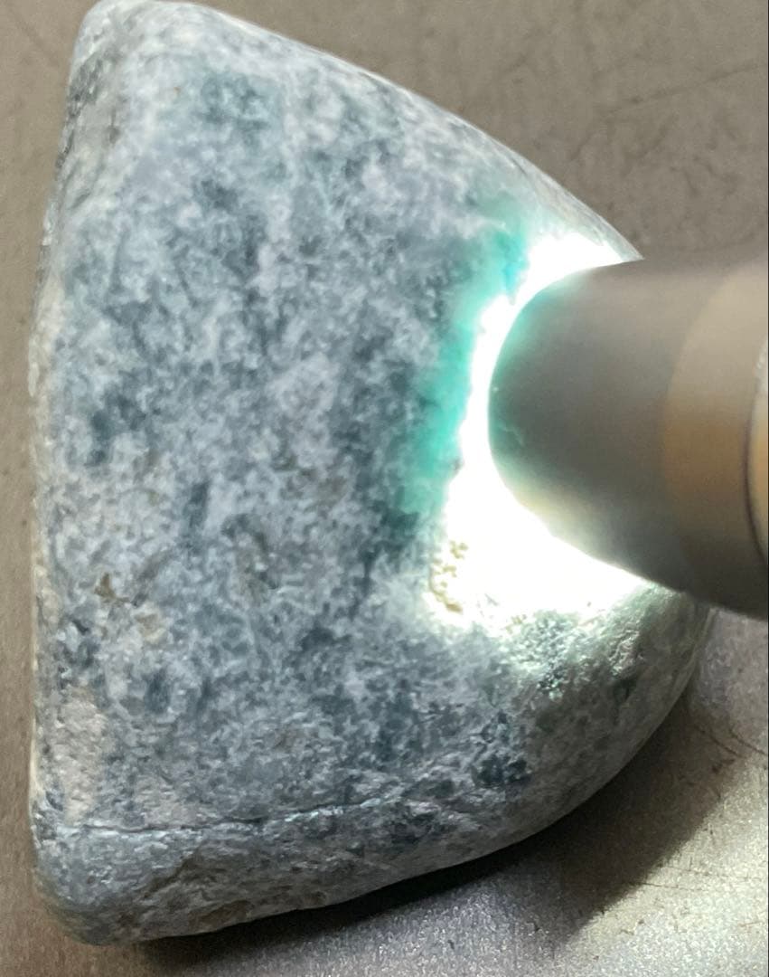 ［不思議な色］　表面にコバルト色の透過　糸魚川翡翠32g ヒスイ　ひすい