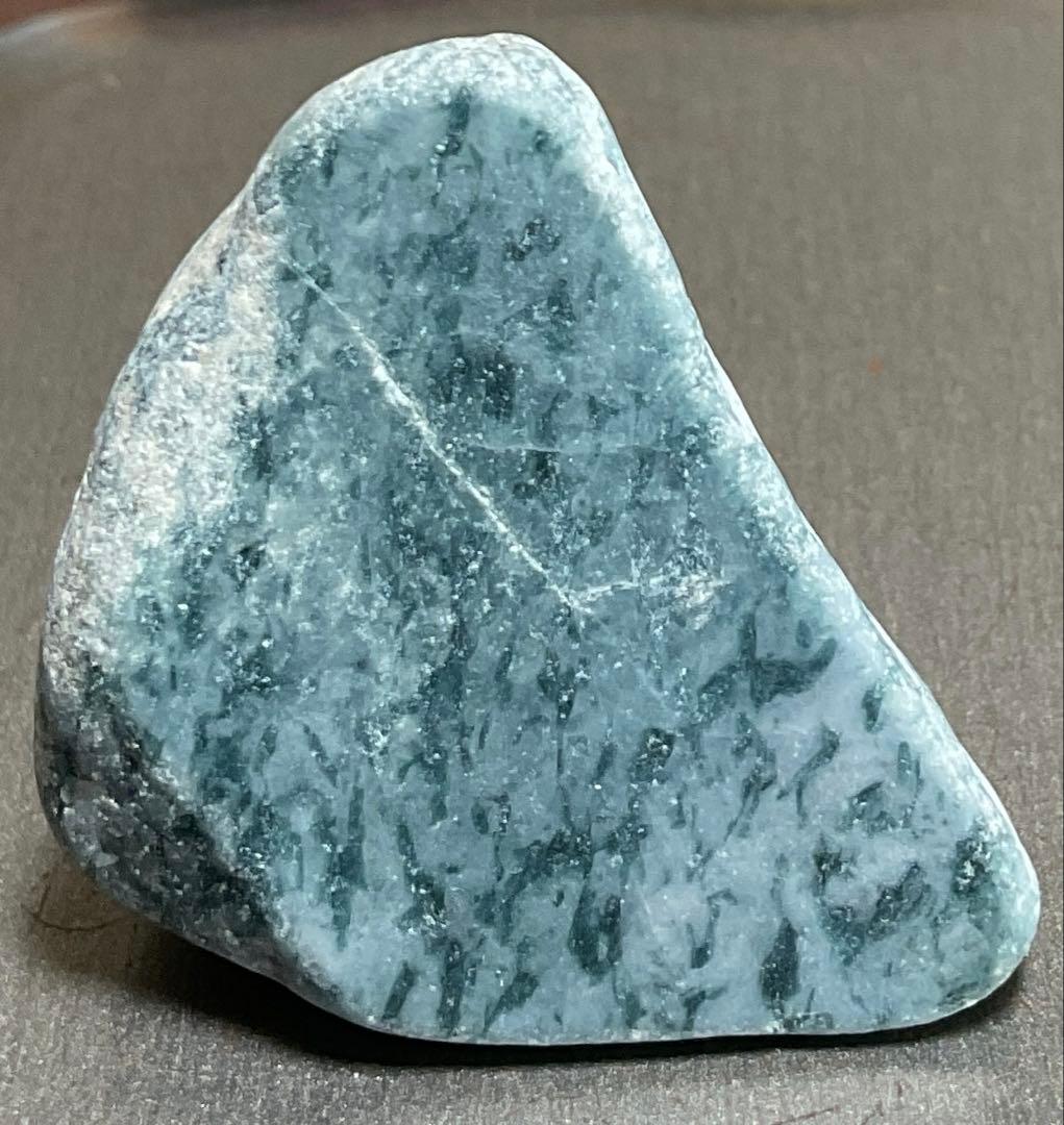 ［不思議な色］　表面にコバルト色の透過　糸魚川翡翠32g ヒスイ　ひすい