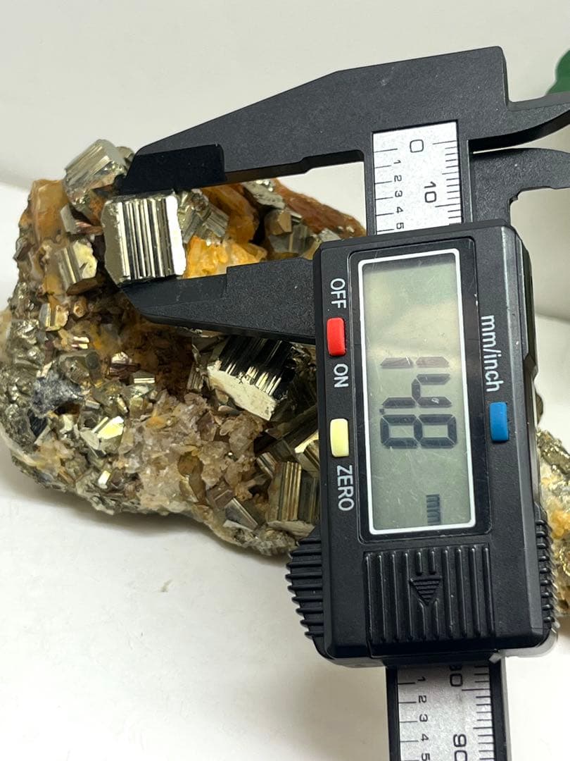 天然石　水晶クラスター　パイライト原石　大粒キューブ付き　約424g⭐️1926