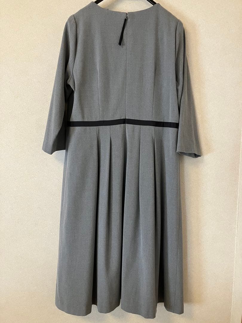 ローズティアラ　42 ジュエル　グレーワンピース　刺繍