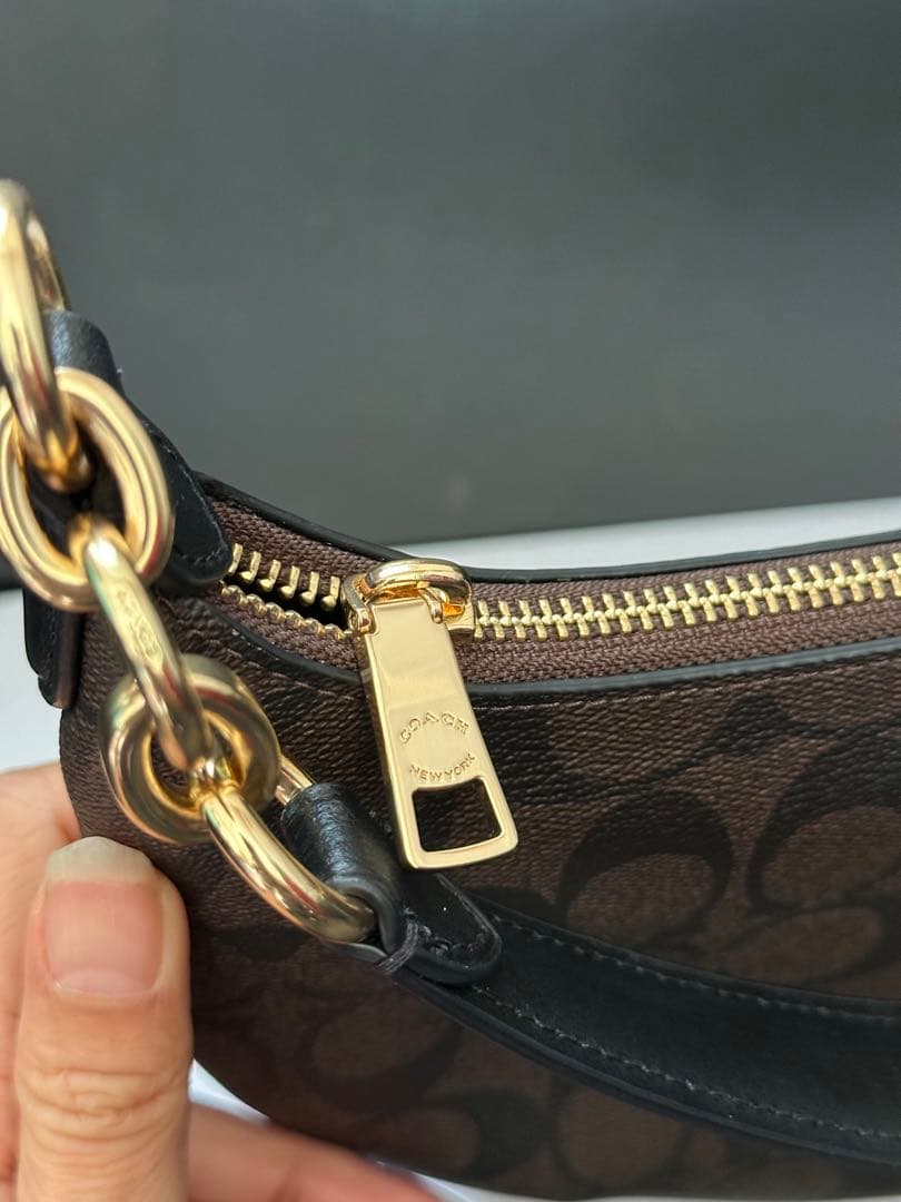 COACH ロゴ入りブラウンバッグ