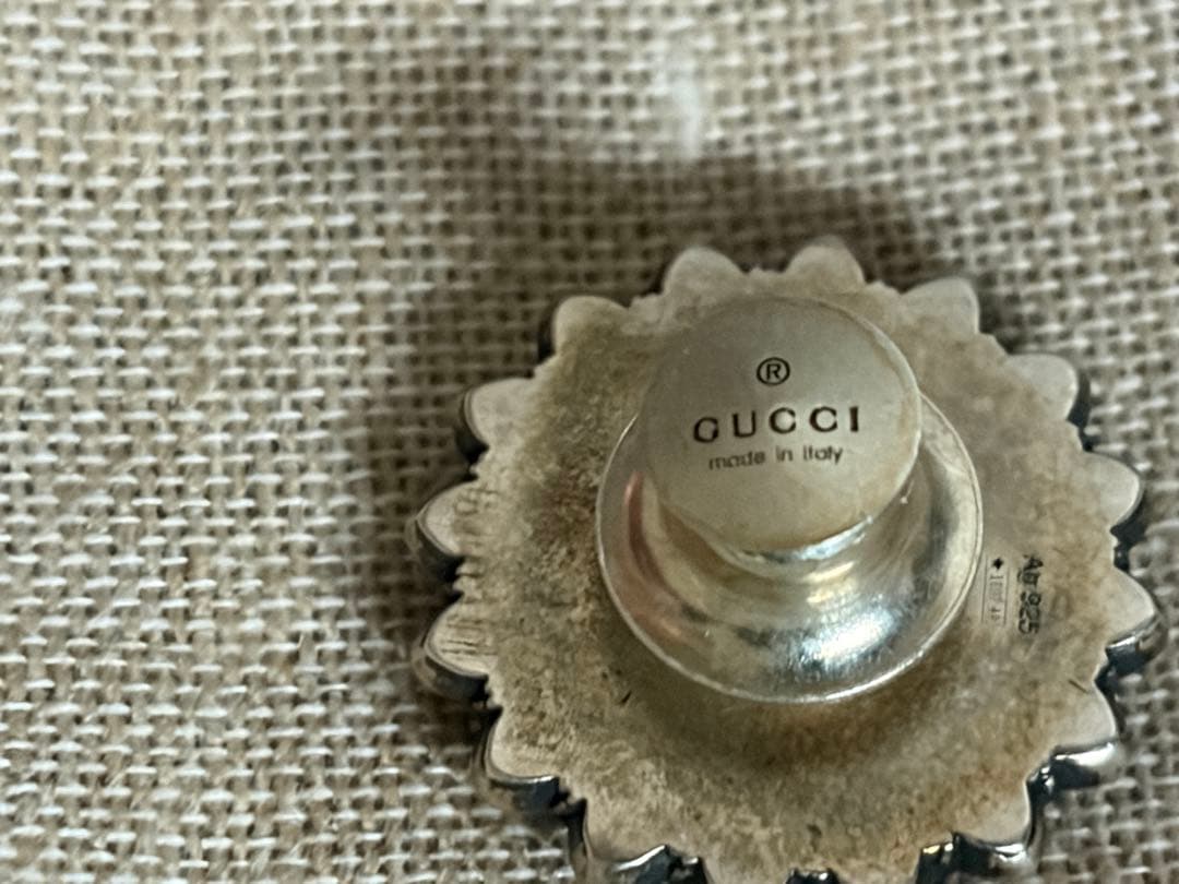 最終お値下げ　GUCCI GGロゴメタルブローチ