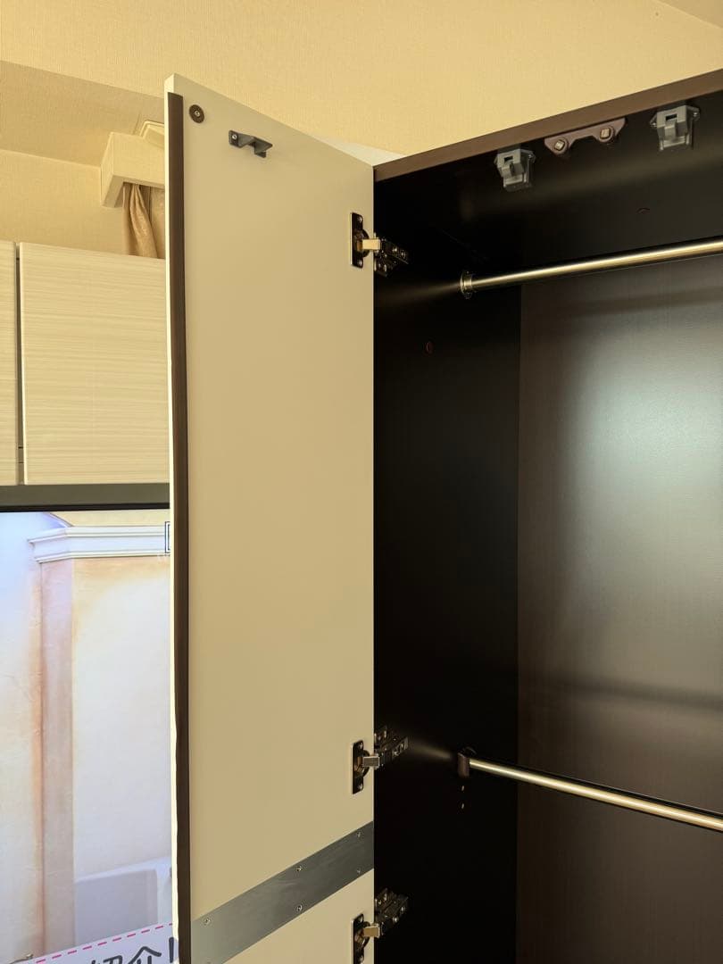 アン ホワイトとダークブラウンの大型収納キャビネット