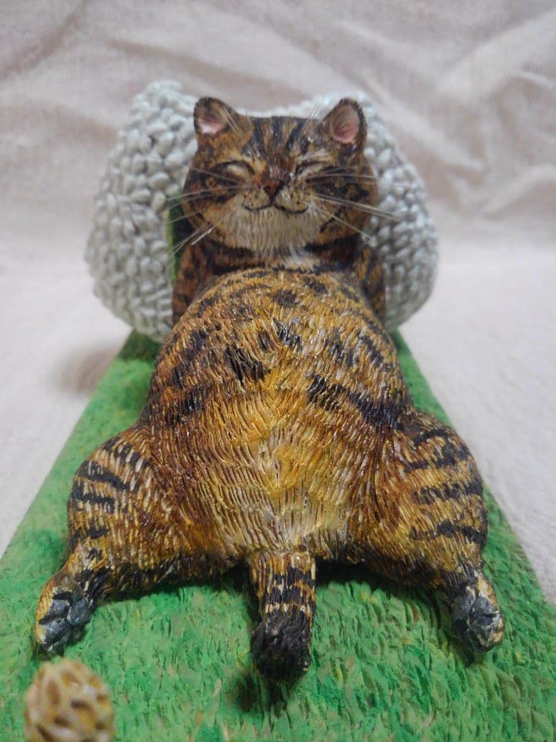 木彫りのデブ猫ボスの置物