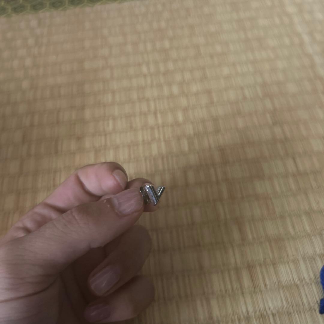 ルイヴィトン エッセンシャルV シルバー ピアス