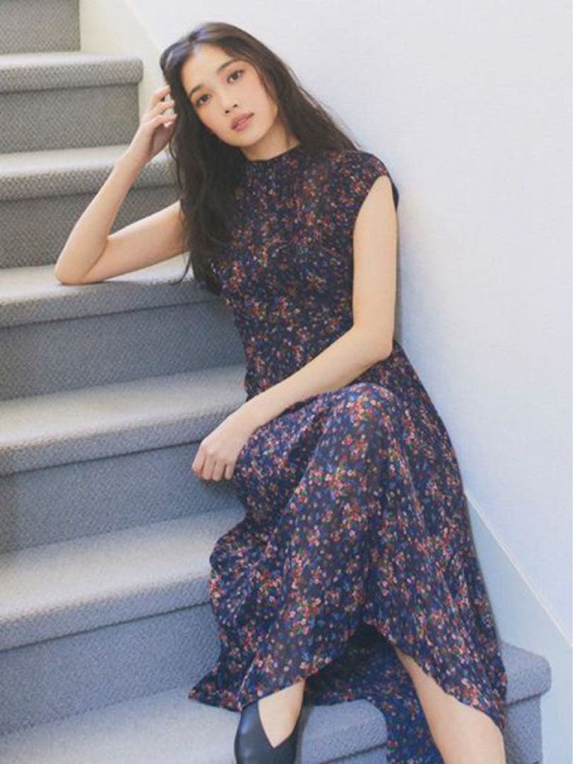 新品　fray i.d プリーツデザインシフォンプリントワンピース　ネイビー 0