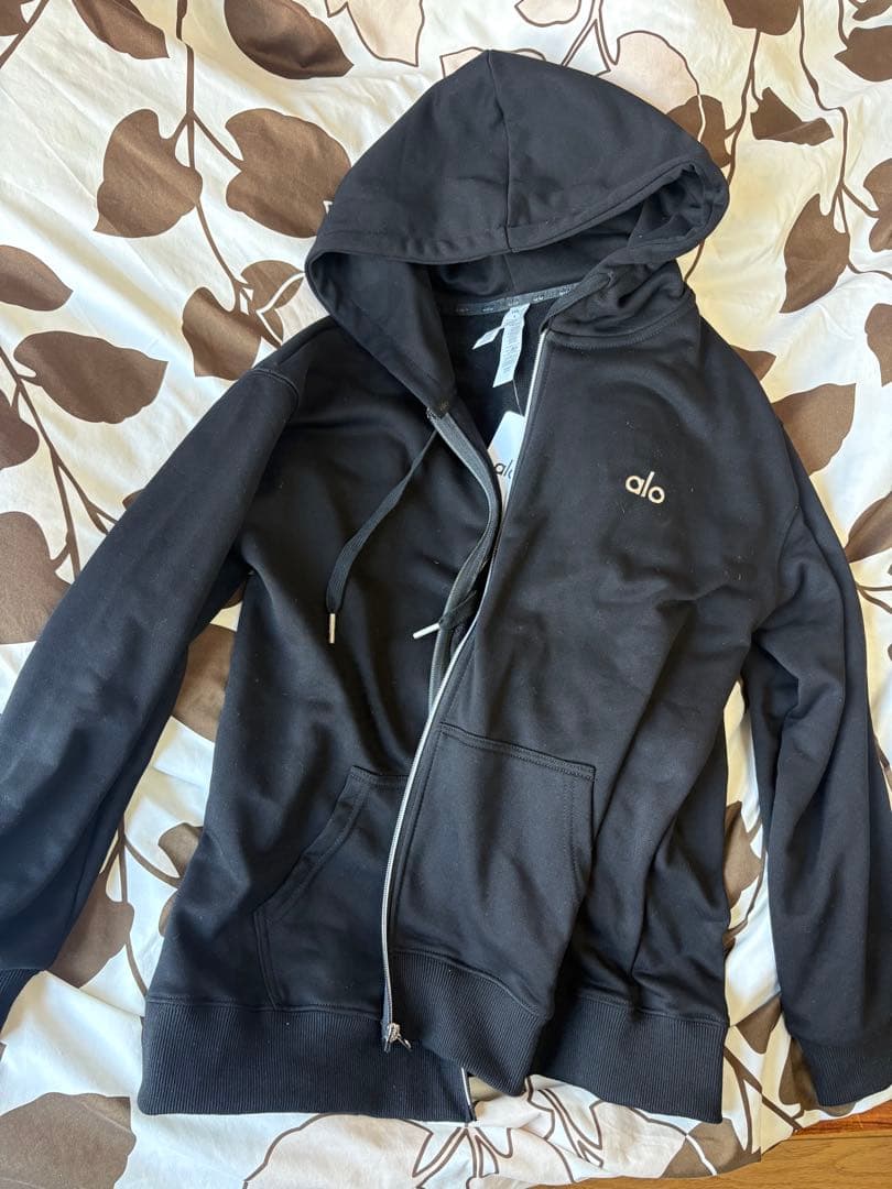 新品未使用Alo yoga 黒 ジップアップパーカーLサイズ