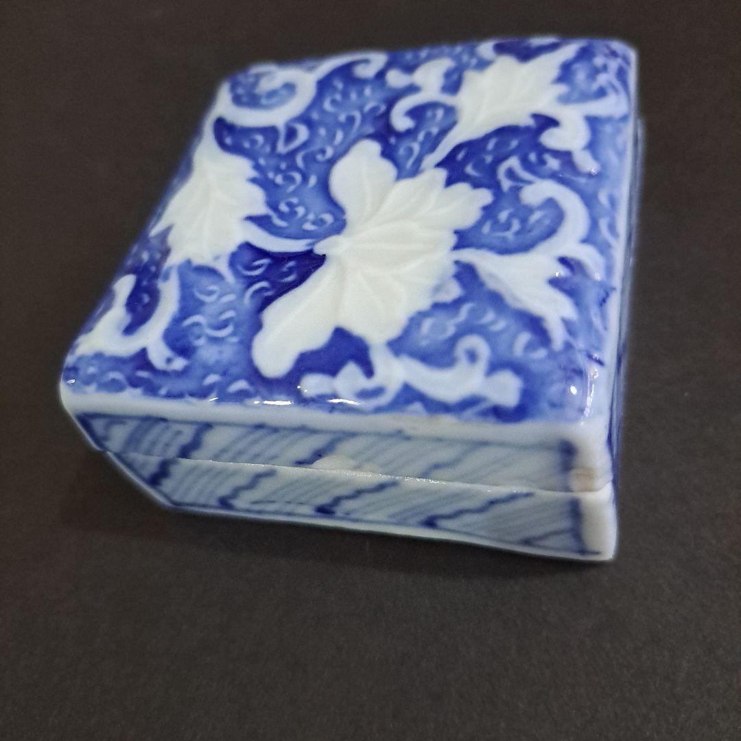 お値下げ中　江戸中　古伊万里　陽刻　白抜菊図　極上　角型香合　よろけ図染付