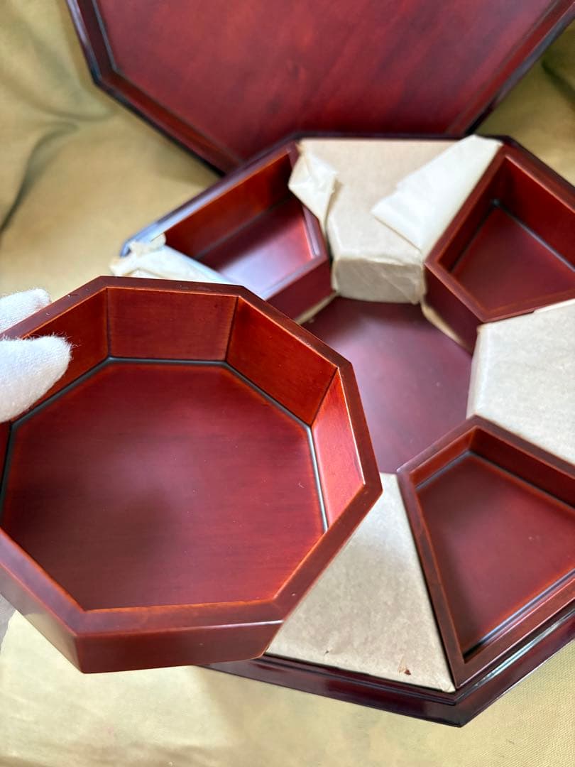 孔雀模様の八角形漆器　韓国伝統工芸 螺鈿細工 八角形 菓子器 容器