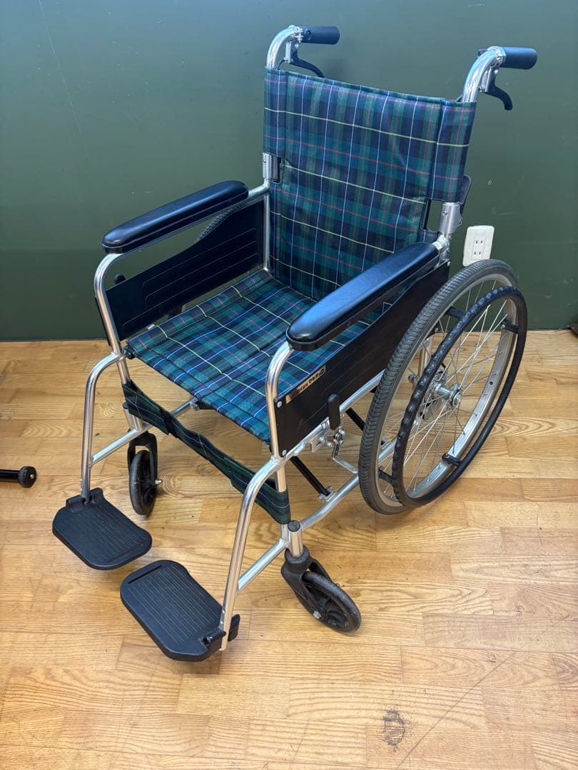 M004 車椅子 車イス ノーパンクタイヤ 幅660mm