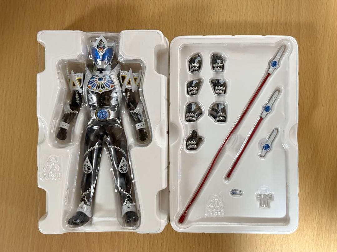 s.h.フィギュアーツ　真骨彫　仮面ライダーサガ