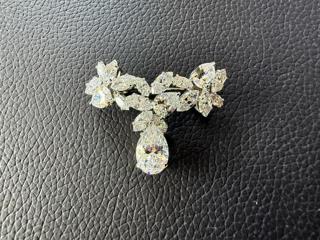 極美品★FOXEY ラインストーンブローチ スイング ティアドロップ 27752