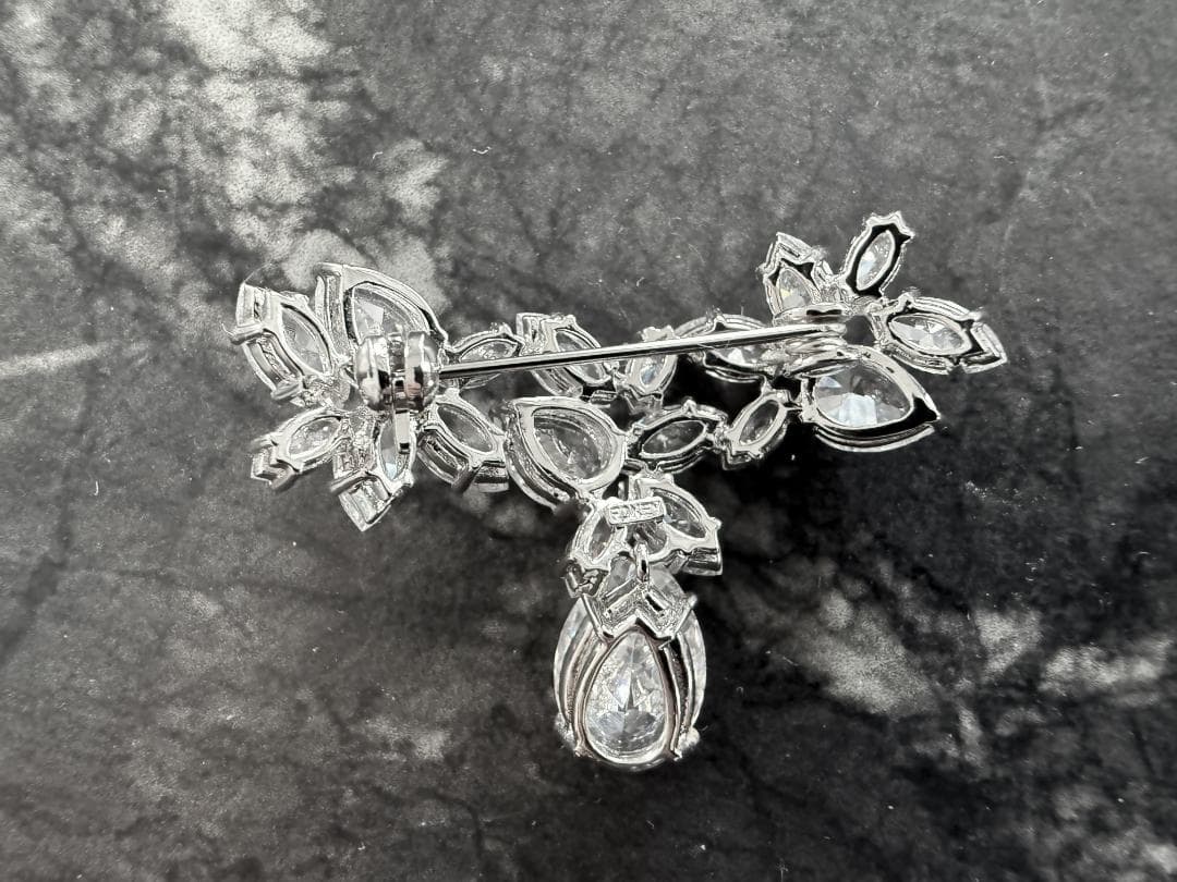 極美品★FOXEY ラインストーンブローチ スイング ティアドロップ 27752