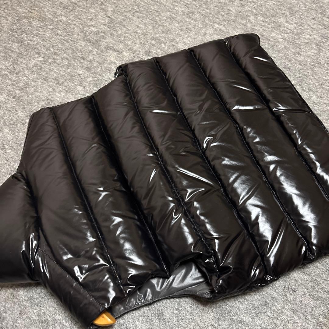 MONCLER 黒 ダウンベスト