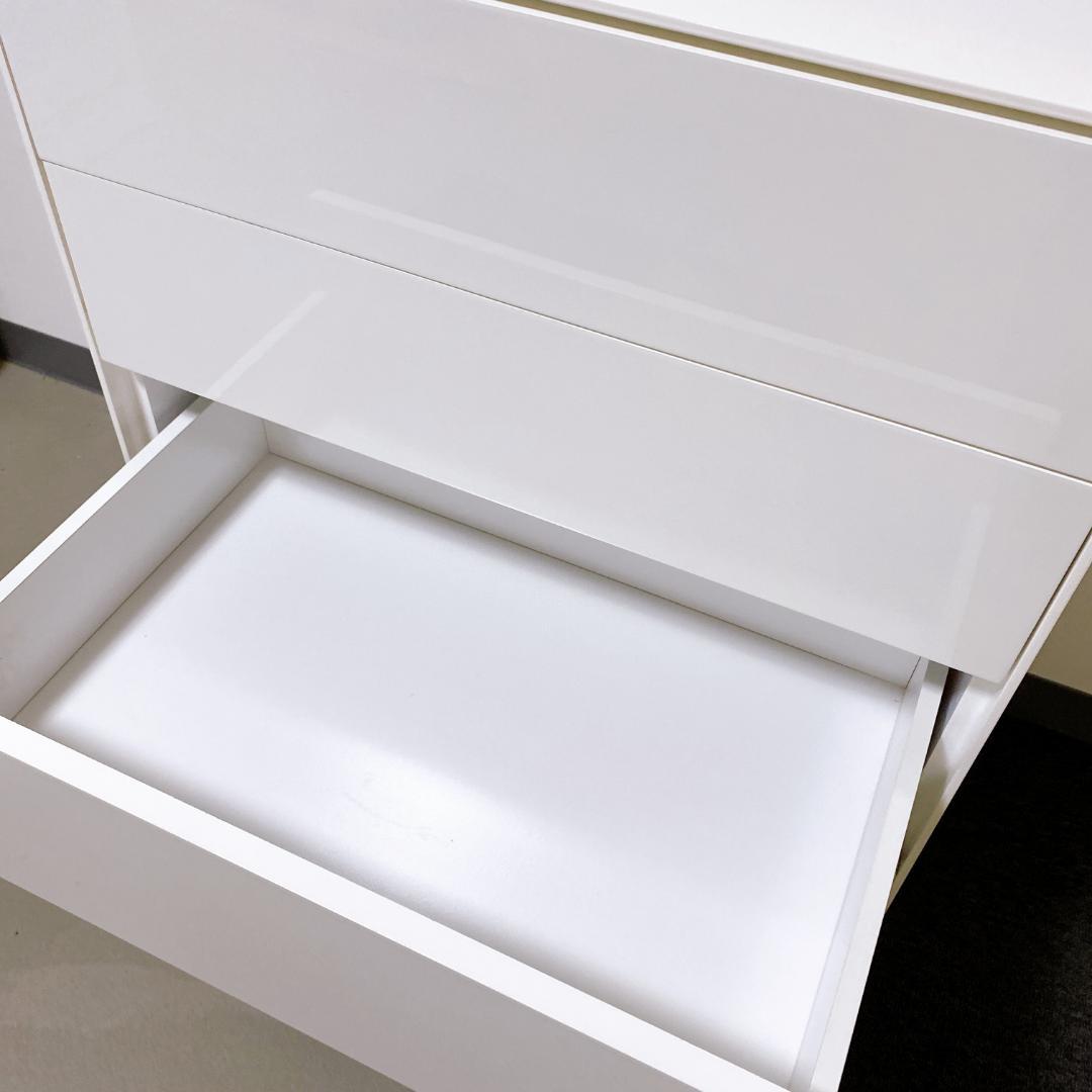 コチハル　ホワイトチェスト 鏡面加工 脚が金属のオシャレ使用