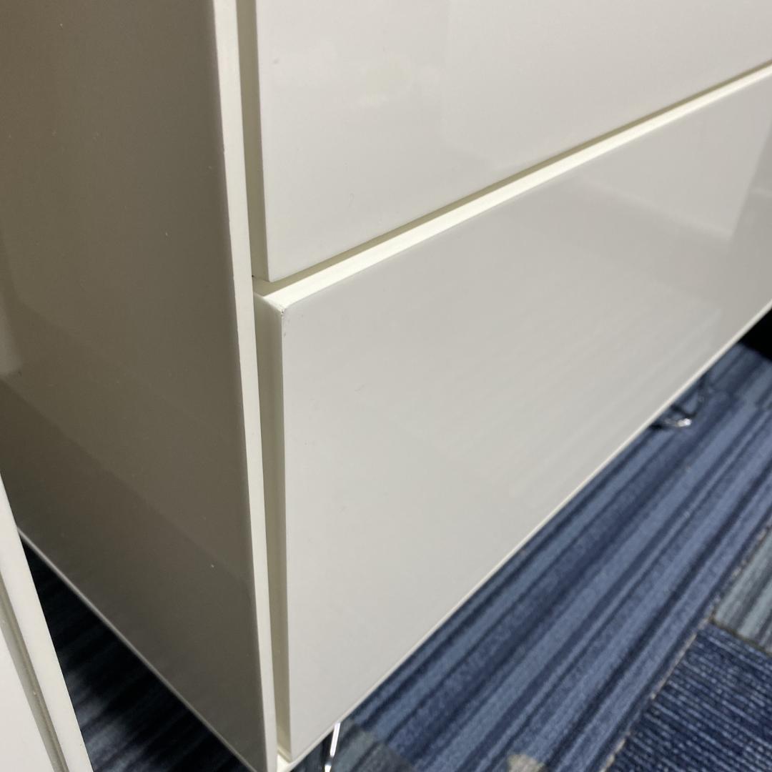 コチハル　ホワイトチェスト 鏡面加工 脚が金属のオシャレ使用